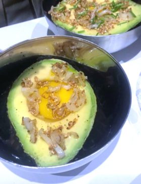 Avocado cotto: la ricetta con un uovo dentro